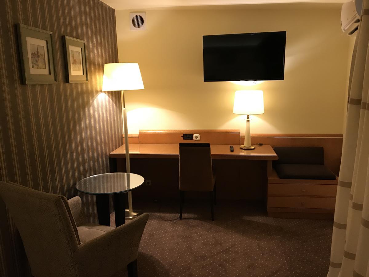 Hotel Podzamcze Tarnów Kültér fotó
